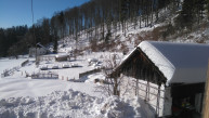 Eine dicke Schneedecke sorgt für die Winterruhe im Garten.